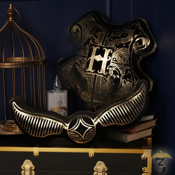 Coussin en velours blason de poudlard 43 cm – harry potter - Les Trois Reliques, magasin Harry Potter - Photo N°4