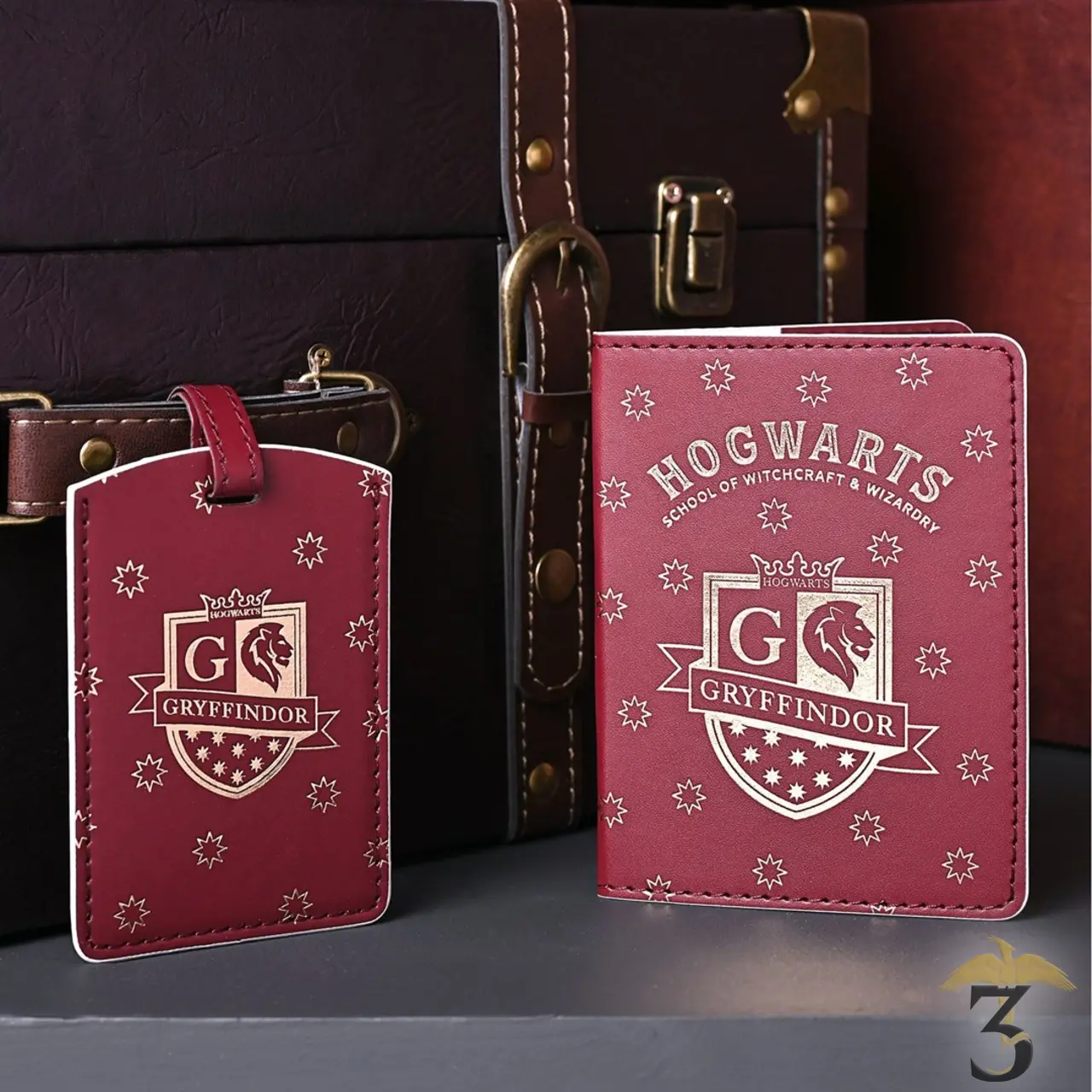 Couverture de passeport avec etiquette a bagage gryffondor - Les Trois Reliques, magasin Harry Potter - Photo N°4