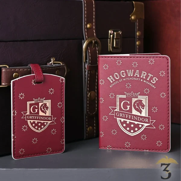 Couverture de passeport avec etiquette a bagage gryffondor - Les Trois Reliques, magasin Harry Potter - Photo N°4