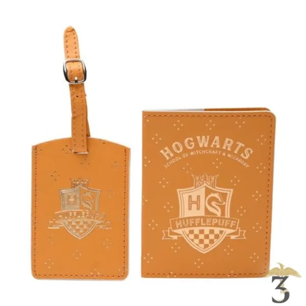 Couverture de passeport avec etiquette a bagage poufsoufle - Les Trois Reliques, magasin Harry Potter - Photo N°1
