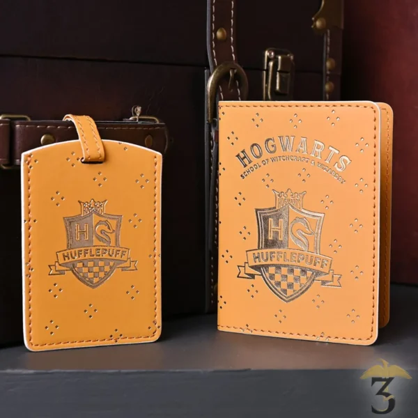 Couverture de passeport avec etiquette a bagage poufsoufle - Les Trois Reliques, magasin Harry Potter - Photo N°4