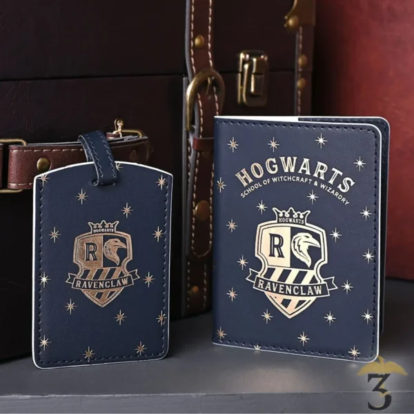 Couverture de passeport avec etiquette a bagage serdaigle - Les Trois Reliques, magasin Harry Potter - Photo N°4