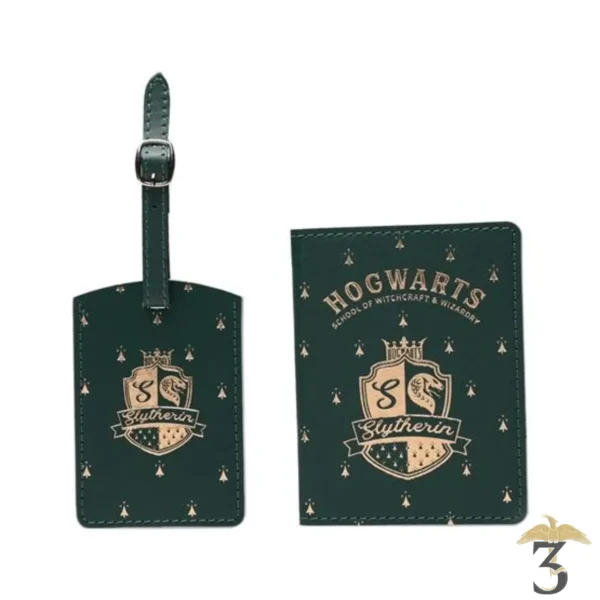 Couverture de passeport avec etiquette a bagage serpentard - Les Trois Reliques, magasin Harry Potter - Photo N°1