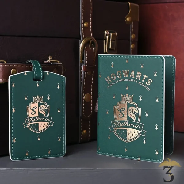 Couverture de passeport avec etiquette a bagage serpentard - Les Trois Reliques, magasin Harry Potter - Photo N°5
