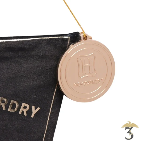 Drapeau etendard poudlard en vente au magasin Harry Potter Les Trois Reliques, photo N°2