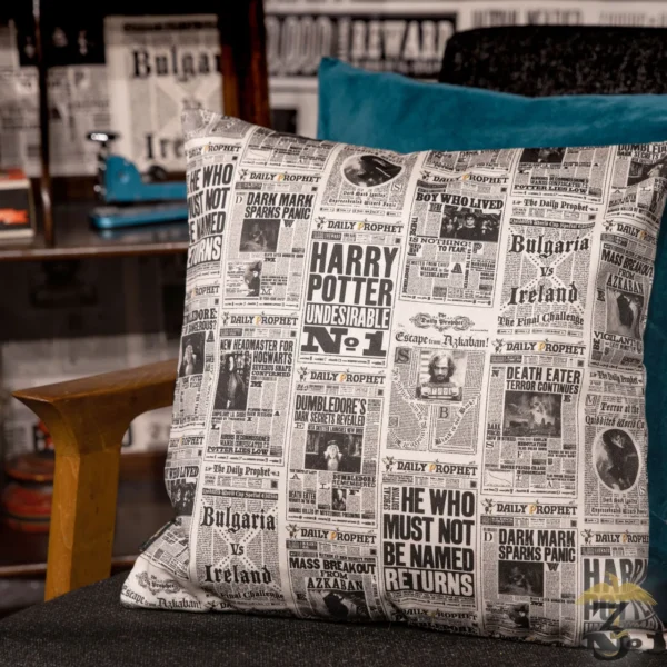 Housse de coussin 100% coton Gazette du Sorcier - MinaLima - Les Trois Reliques, magasin Harry Potter - Photo N°1