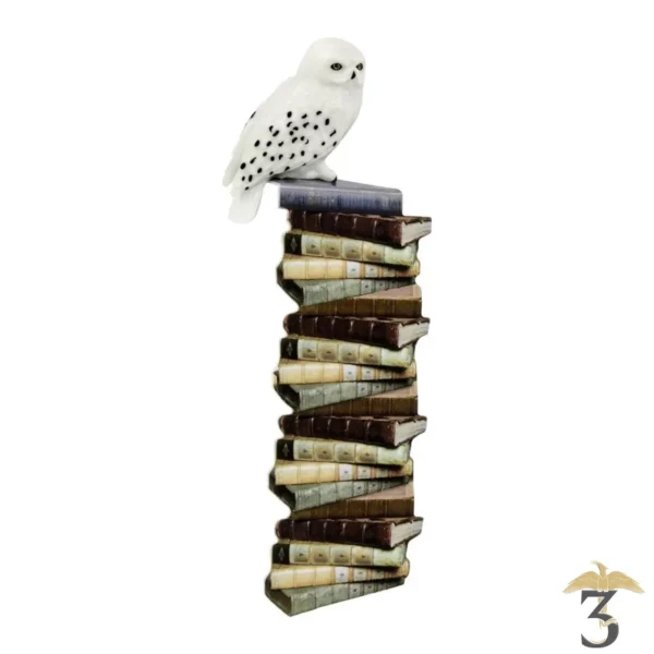 Marque-pages hedwige sur pile de livres - Les Trois Reliques, magasin Harry Potter - Photo N°1
