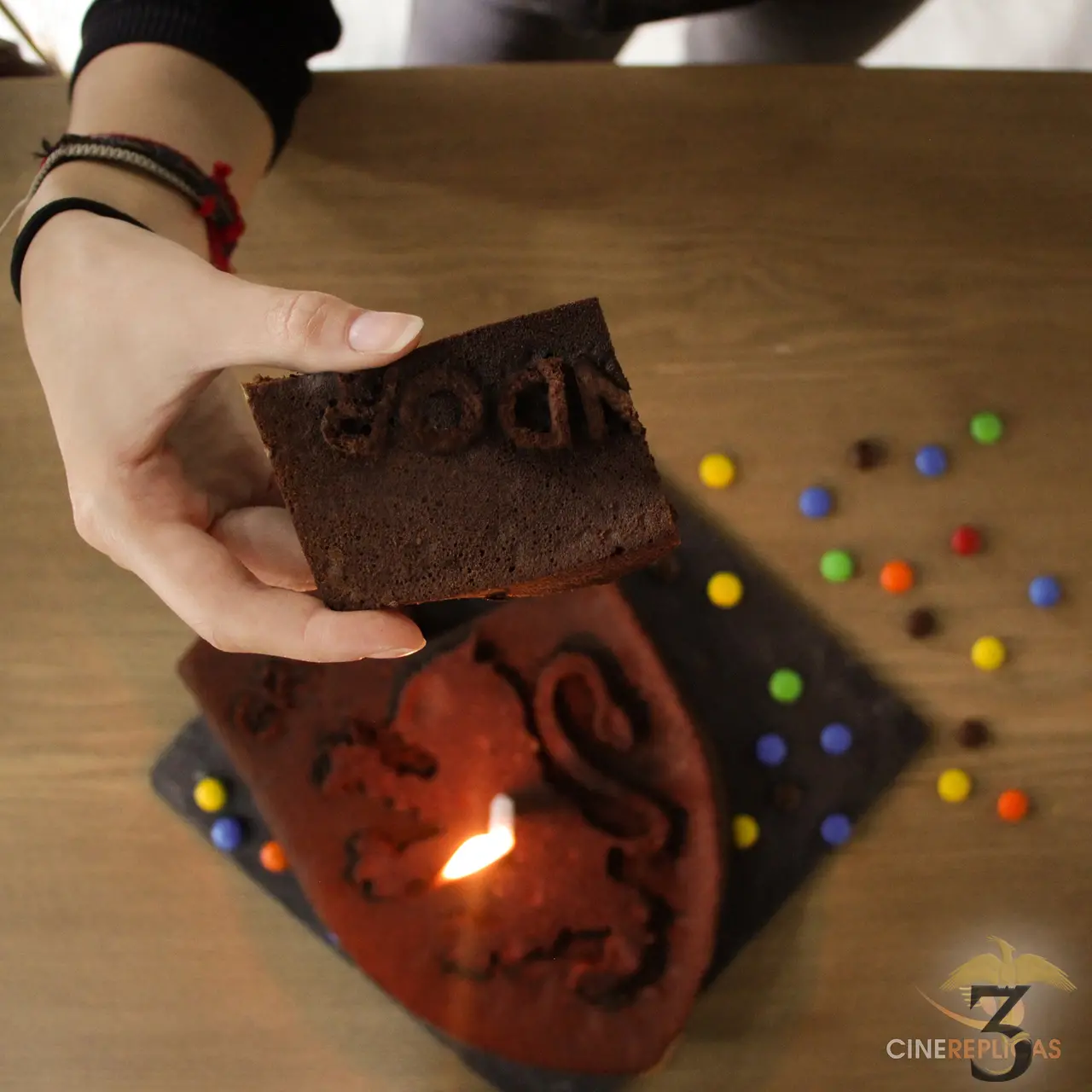 Moule a gateaux en silicone gryffondor en vente au magasin Harry Potter Les Trois Reliques, photo N°4