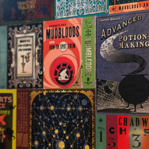 Papier peint Minalima Couvertures de Livres de Poudlard - Les Trois Reliques, magasin Harry Potter - Photo N°5