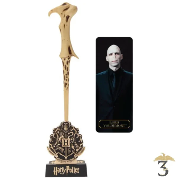 STYLO BAGUETTE LORD VOLDEMORT AVEC SOCLE & MARQUE PAGE LENTICULAIRE - Les Trois Reliques, magasin Harry Potter - Photo N°1