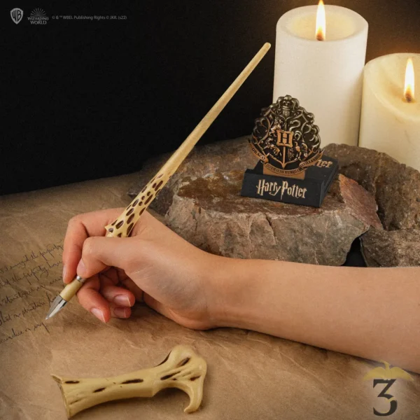 STYLO BAGUETTE LORD VOLDEMORT AVEC SOCLE & MARQUE PAGE LENTICULAIRE - Les Trois Reliques, magasin Harry Potter - Photo N°3